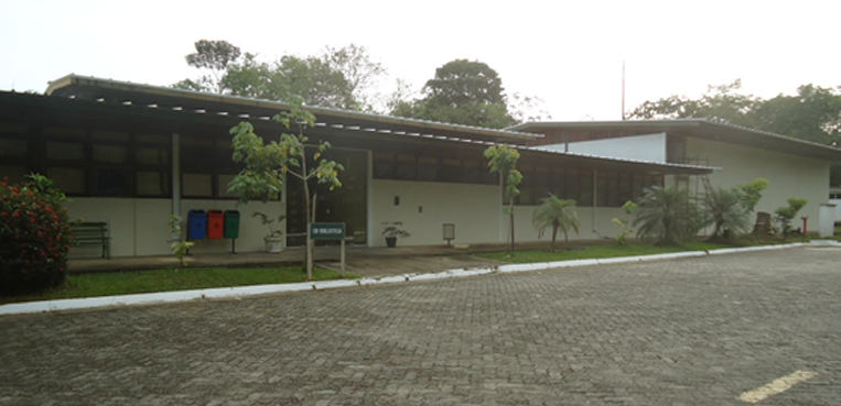 Fachada da Biblioteca Domingos Soares Ferreira Penna no Campus de Pesquisa do Museu Goeldi