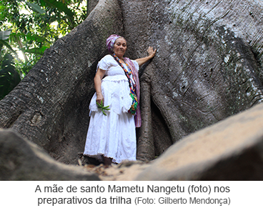 A mãe de santo Mametu Nangetu (foto) nos preparativos da trilha