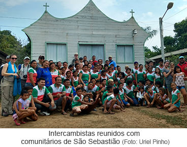 Intercambistas reunidos com comunitários  de São Sebastião