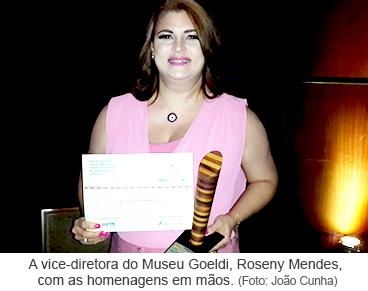 A vice-diretora do Museu Goeldi, Roseny Mendes, com as homenagens em mãos