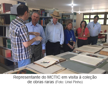 Representante do MCTIC em visita à coleção de obras raras.png