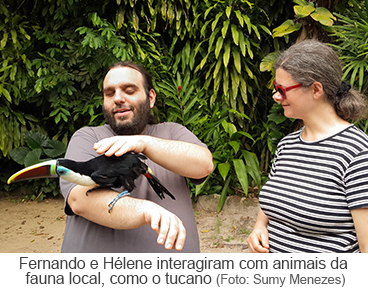 Fernando e Hélene interagiram com animais da fauna local, como o tucano